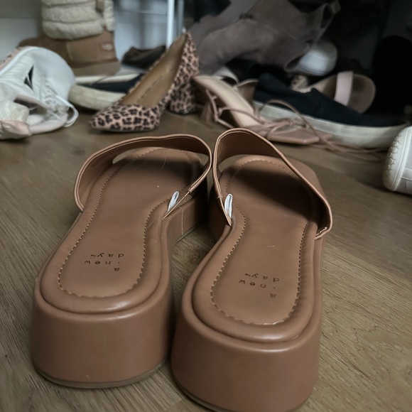 A New Day Platform Sandals - Picture 3 of 4